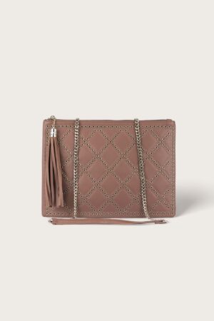 bolso de piel con tachuelas rosa