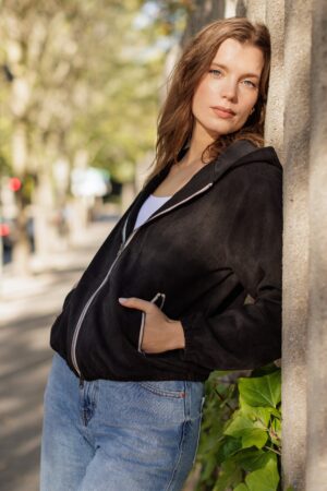 cazadora capucha negra