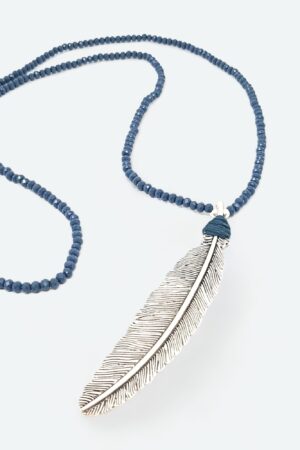 collar azul con colgante hoja