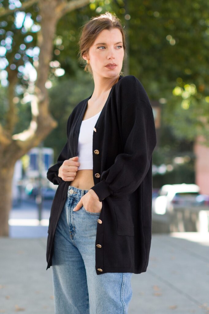 Chaqueta de punto negra de entretiempo para mujer combinada con vaqueros