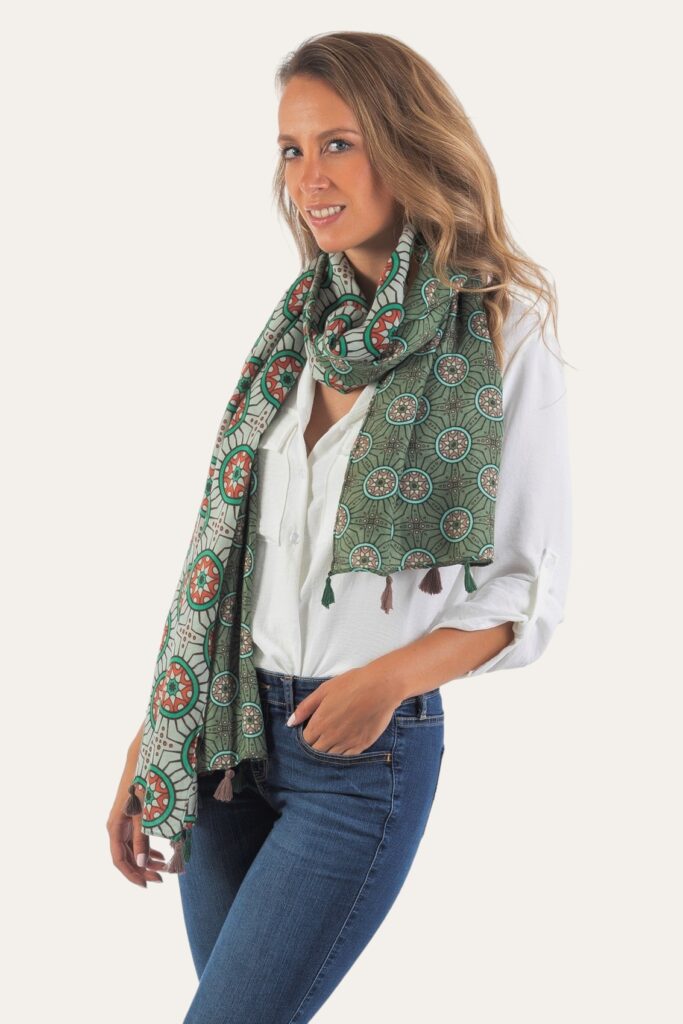 Fular estampado verde de mujer con detalles decorativos y flecos
