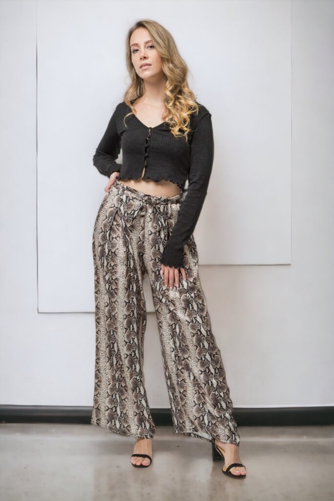 Pantalón fluido estampado de mujer con corte amplio y tejido ligero