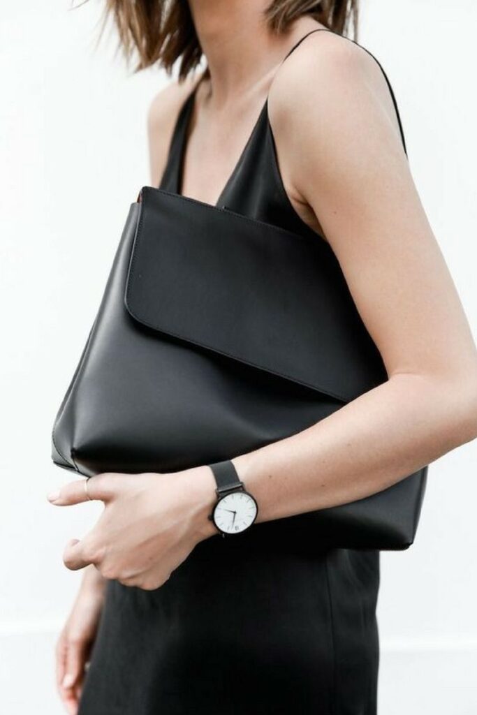 Bolso negro minimalista elegante para mujer
