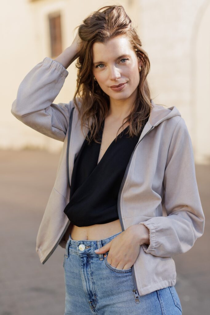 chaqueta ligera con capucha color crudo mujer entretiempo