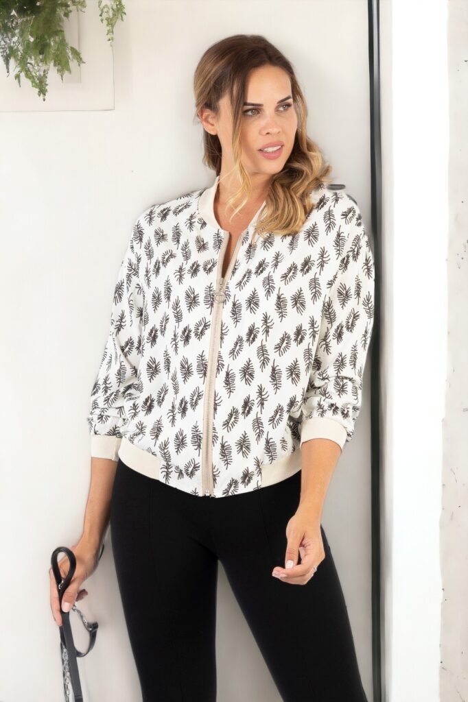 chaqueta bomber estampada blanca