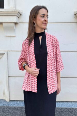 chaqueta kimono corto estampado rosa